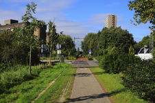 904925 Gezicht op het Park Oosterspoorbaan, aangelegd op het tracé van de vroegere Oosterspoorweg te Utrecht, met in ...